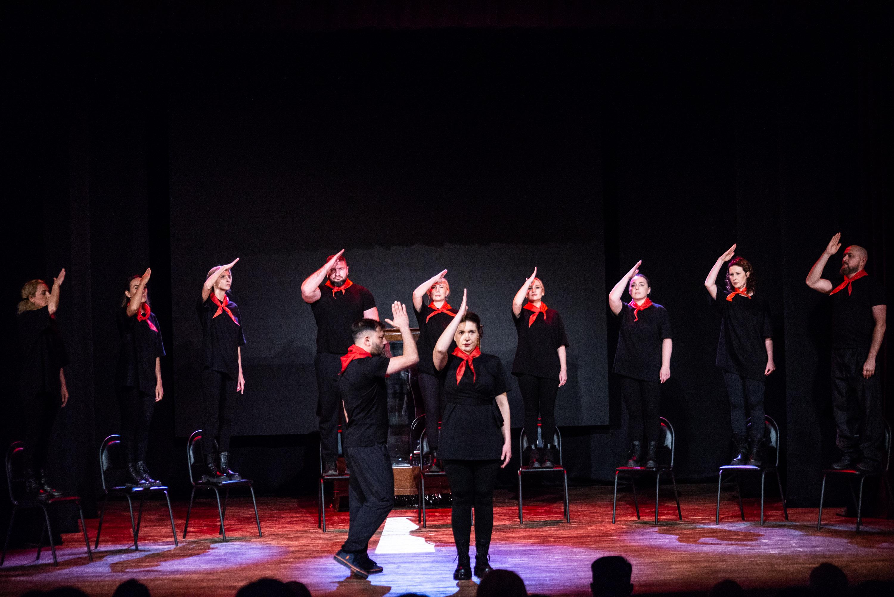 Дети с ключами на шее